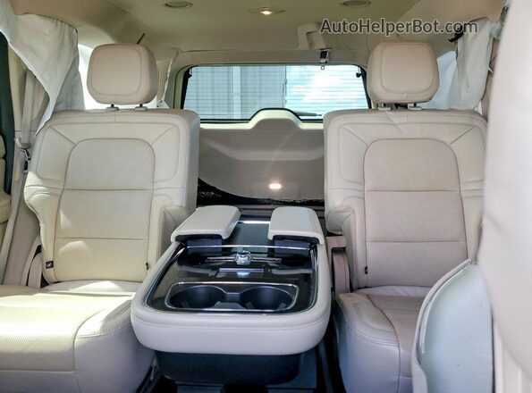5LMJJ2LT7LEL21584 2020 LINCOLN NAVIGATOR Burgundy Rear seats view