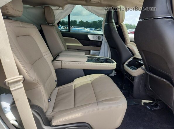 5LMJJ2LT9NEL17331 2022 LINCOLN NAVIGATOR Beige Rear interior view