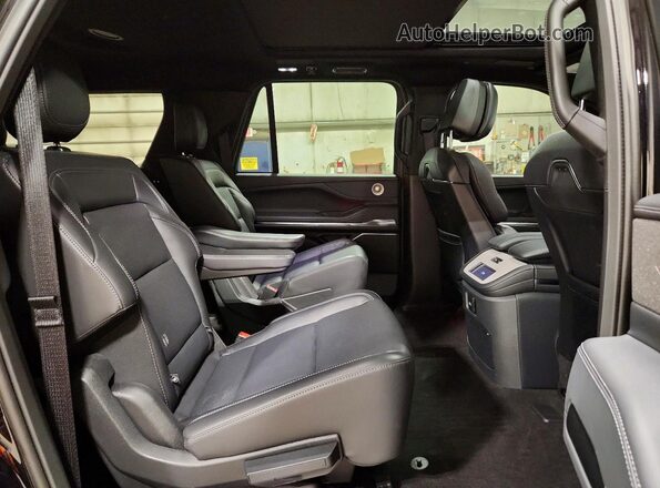 5LMJJ3LG3SEL15255 2025 LINCOLN NAVIGATOR Black Rear interior view