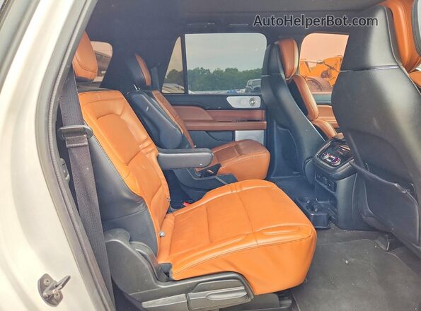 5LMJJ3LT2KEL13137 2019 LINCOLN NAVIGATOR White Widok wnętrza z tyłu
