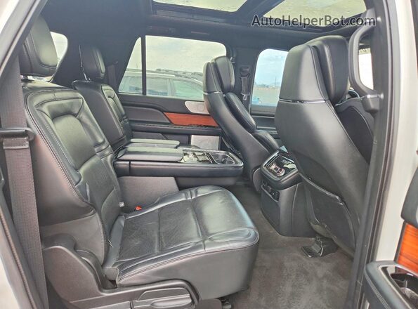 5LMJJ3LTXKEL19638 2019 LINCOLN NAVIGATOR White Вид задньої частини салону