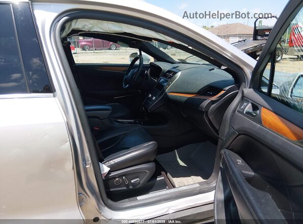 5LMTJ3DH0HUL04440 2017 LINCOLN MKC Silver Widok wnętrza z przodu