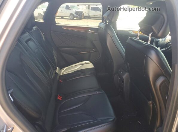 5LMTJ3DH8JUL14154 2018 LINCOLN MKC Silver Vista interior trasera