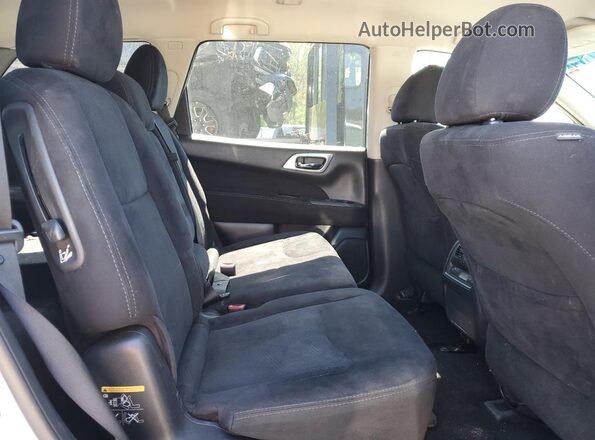 5N1AR2MN7GC653439 2016 NISSAN PATHFINDER Silver Widok wnętrza z tyłu