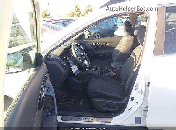 5N1AT2MT4JC721655 2018 NISSAN ROGUE White Front interior view
