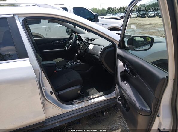 5N1AT2MT4KC797586 2019 NISSAN ROGUE Silver Widok wnętrza z przodu