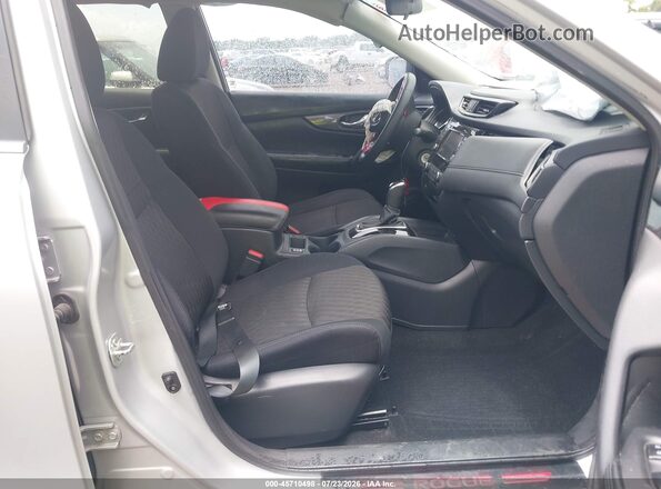 5N1AT2MT4KC814404 2019 NISSAN ROGUE Серебряный Вид салона спереди