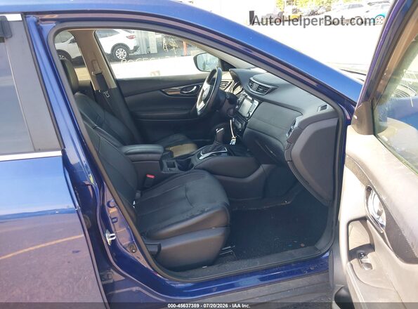 5N1AT2MT7HC888666 2017 NISSAN ROGUE Синий Вид салона спереди