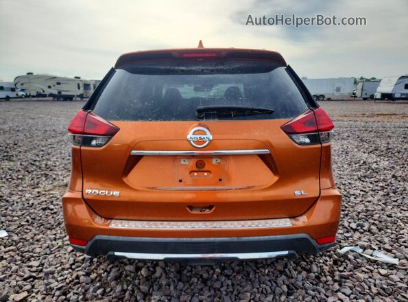 5N1AT2MTXHC760597 2017 NISSAN ROGUE Оранжевый Вид сзади