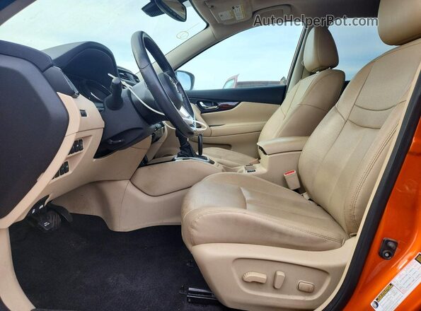 5N1AT2MTXHC760597 2017 NISSAN ROGUE Оранжевый Вид салона спереди