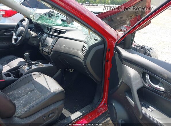 5N1AT2MV0HC873685 2017 NISSAN ROGUE Красный Вид салона спереди