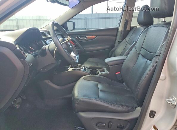 5N1AT2MV2HC751166 2017 NISSAN ROGUE Серебряный Вид салона спереди