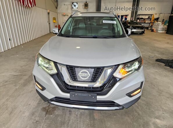 5N1AT2MV2HC835584 2017 NISSAN ROGUE Silver Դիմացի տեսք