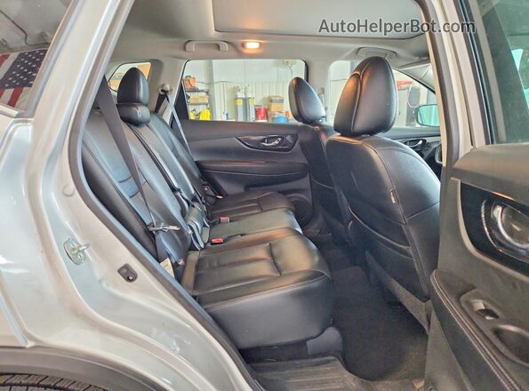 5N1AT2MV2HC835584 2017 NISSAN ROGUE Silver Սալոնի հետևի տեսք