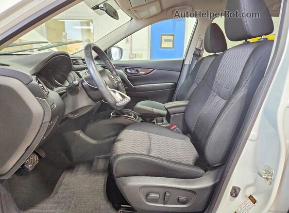 5N1AT2MV2JC753912 2018 NISSAN ROGUE Белый Вид салона спереди