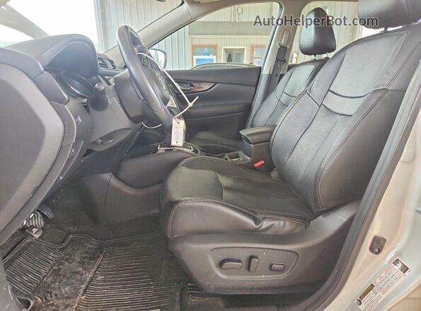 5N1AT2MV3HC779199 2017 NISSAN ROGUE Silver Вид салону спереду
