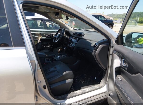 5N1AT2MV4JC713671 2018 NISSAN ROGUE Silver Вид салону спереду