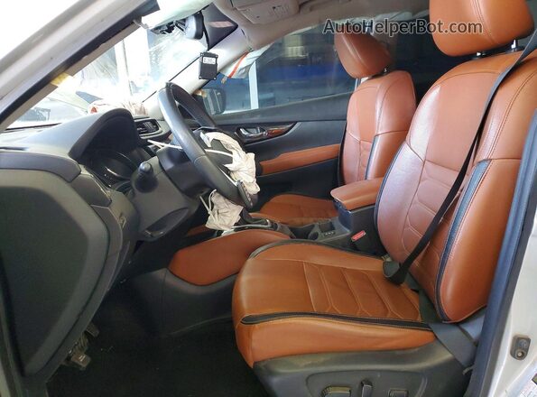 5N1AT2MV6HC874954 2017 NISSAN ROGUE Серебряный Вид салона спереди