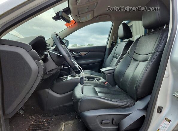 5N1AT2MV6JC783527 2018 NISSAN ROGUE Silver Front interior view