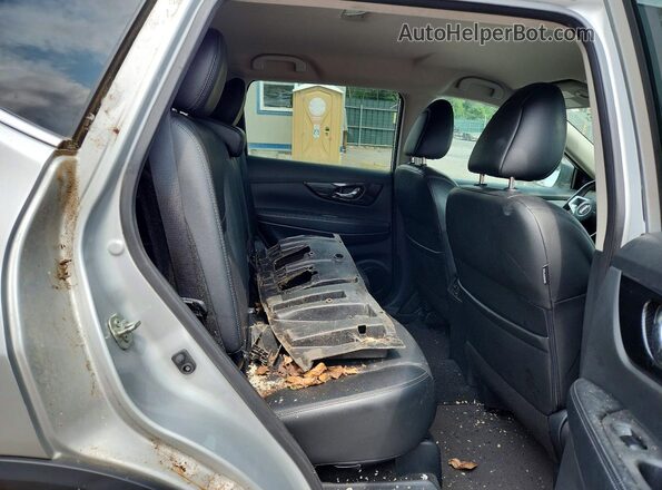 5N1AT2MV6JC783527 2018 NISSAN ROGUE Silver Rear interior view