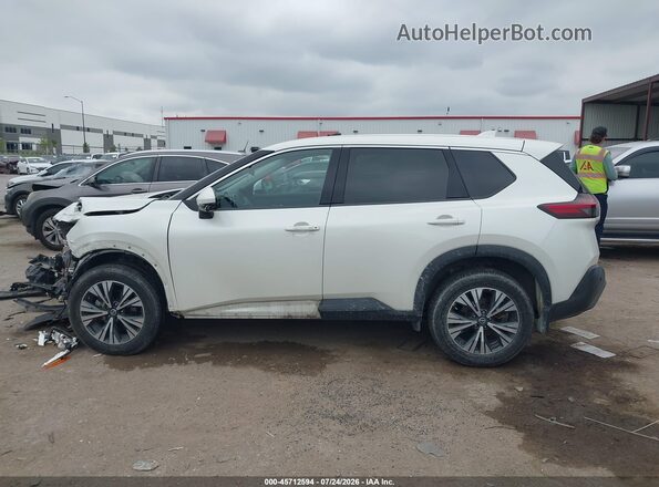 5N1AT3BA8MC824749 2021 NISSAN ROGUE White Widok wnętrza z tyłu