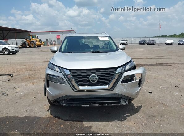5N1AT3CA1MC673588 2021 NISSAN ROGUE Серебряный Вид задней части салона