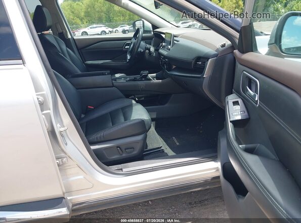 5N1AT3CA1MC673588 2021 NISSAN ROGUE Серебряный Вид салона спереди