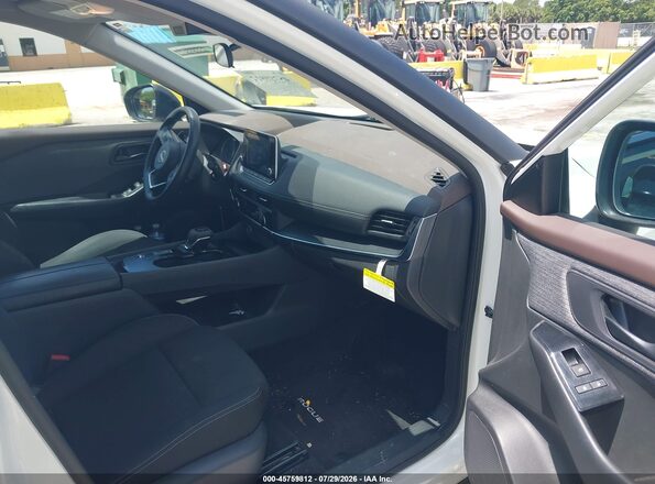 5N1BT3AA0PC789201 2023 NISSAN ROGUE White Widok wnętrza z przodu