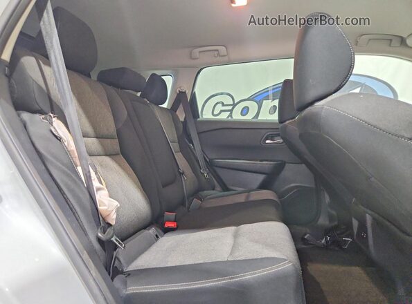 5N1BT3BA9TC720578 2026 NISSAN ROGUE White Widok wnętrza z tyłu