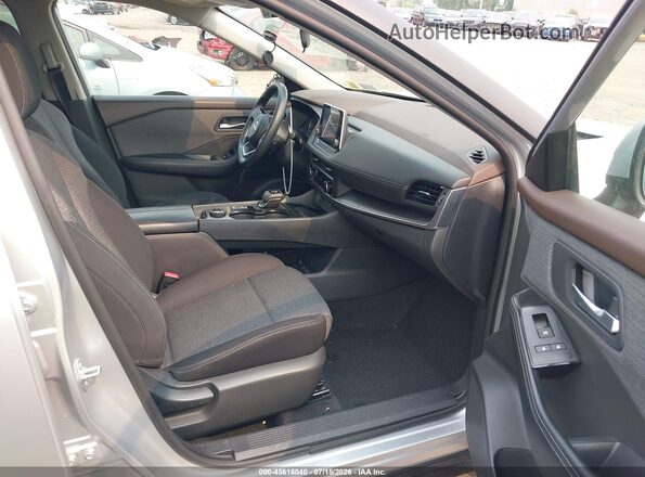 5N1BT3BB1PC839014 2023 NISSAN ROGUE Серебряный Вид салона спереди