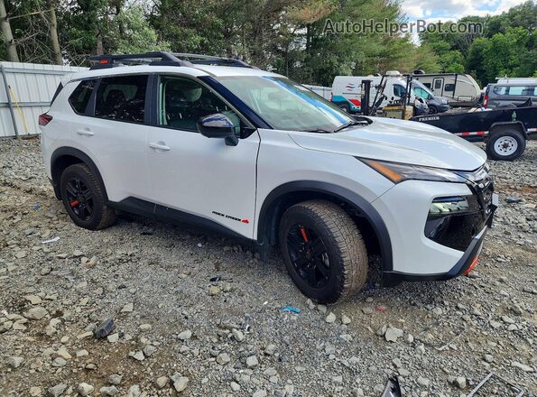 5N1BT3BB7SC831668 2025 NISSAN ROGUE White Delantero derecho