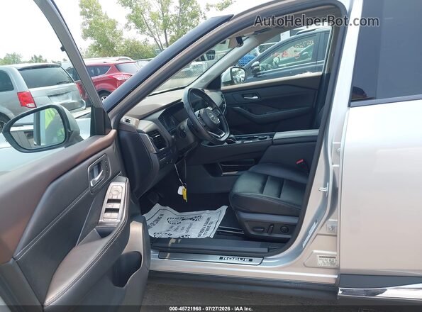 5N1BT3CB6PC741367 2023 NISSAN ROGUE Silver Widok wnętrza z przodu