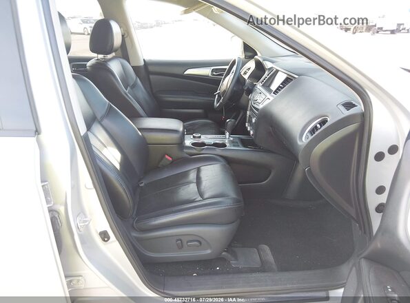 5N1DR2MM1HC691674 2017 NISSAN PATHFINDER Серебряный Вид салона спереди