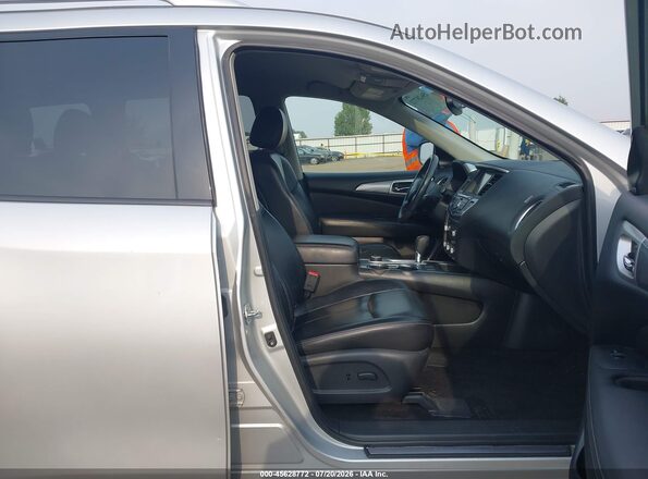5N1DR2MM2JC611997 2018 NISSAN PATHFINDER Silver Вид салону спереду