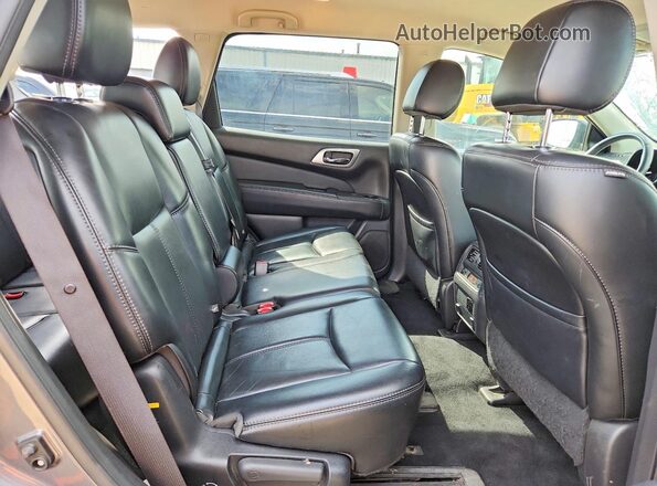 5N1DR2MM7HC649400 2017 NISSAN PATHFINDER Gray Widok wnętrza z tyłu