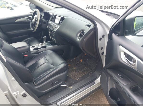 5N1DR2MM9JC610636 2018 NISSAN PATHFINDER Серебряный Вид салона спереди