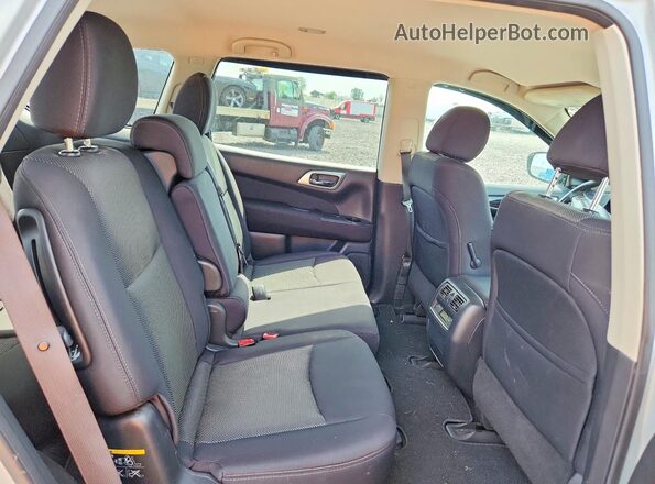 5N1DR2MN1HC640376 2017 NISSAN PATHFINDER Silver Rear interior view