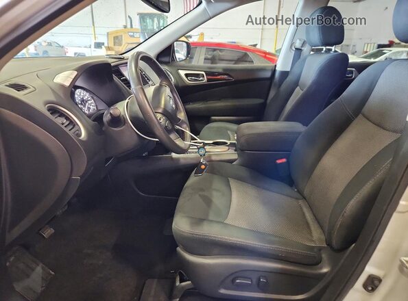 5N1DR2MN2HC677775 2017 NISSAN PATHFINDER Серебряный Вид салона спереди