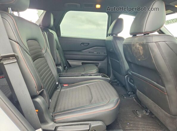 5N1DR3BD0SC216078 2025 NISSAN PATHFINDER White Widok wnętrza z tyłu