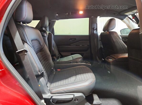 5N1DR3BD4SC285162 2025 NISSAN PATHFINDER Red Widok wnętrza z tyłu