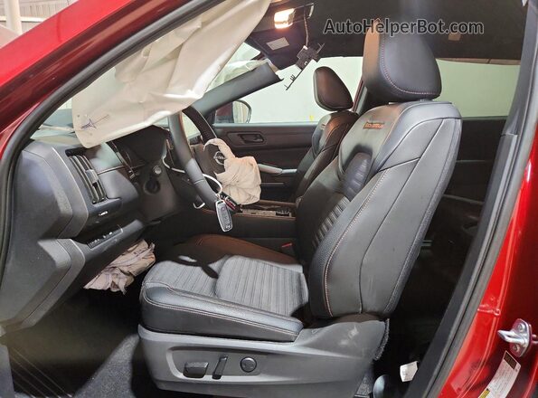 5N1DR3BD4SC285162 2025 NISSAN PATHFINDER Red Widok wnętrza z przodu
