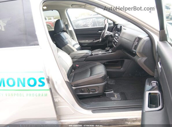 5N1DR3CA6SC226828 2025 NISSAN PATHFINDER Silver Widok wnętrza z przodu