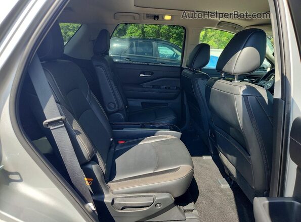 5N1DR3CB6SC216924 2025 NISSAN PATHFINDER Silver Widok wnętrza z tyłu