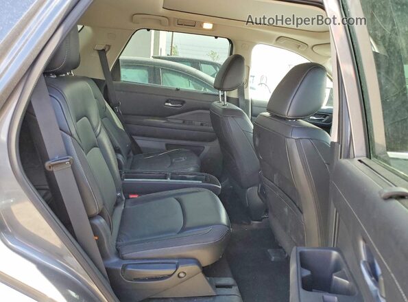 5N1DR3CD7RC277632 2024 NISSAN PATHFINDER Gray Widok wnętrza z tyłu