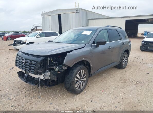 5N1DR3CS5TC225793 2026 NISSAN PATHFINDER Серый Передняя левая четверть