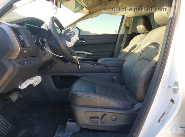 5N1DR3DJ0SC292631 2025 NISSAN PATHFINDER White Vista interior delantera