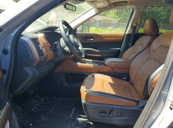 5N1DR3DJ1RC297881 2024 NISSAN PATHFINDER Серебряный Вид салона спереди