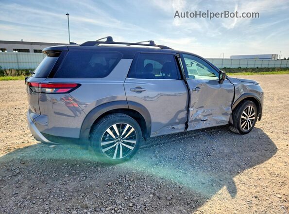 5N1DR3DJ4SC264072 2025 NISSAN PATHFINDER Gray Trasero derecho
