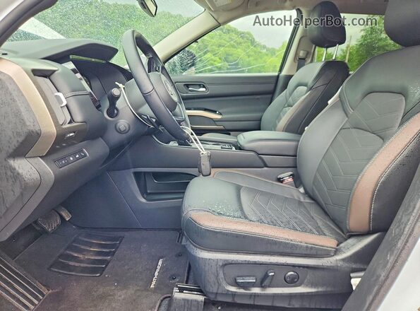 5N1DR3DJ7SC281707 2025 NISSAN PATHFINDER White Widok wnętrza z przodu
