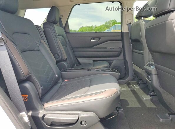 5N1DR3DK9SC215944 2025 NISSAN PATHFINDER White Vista interior trasera